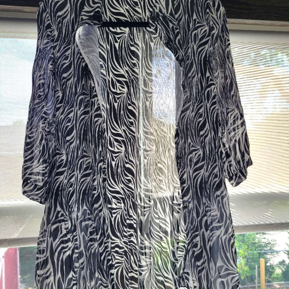 According Blouse with buttons in Black and White Size Small